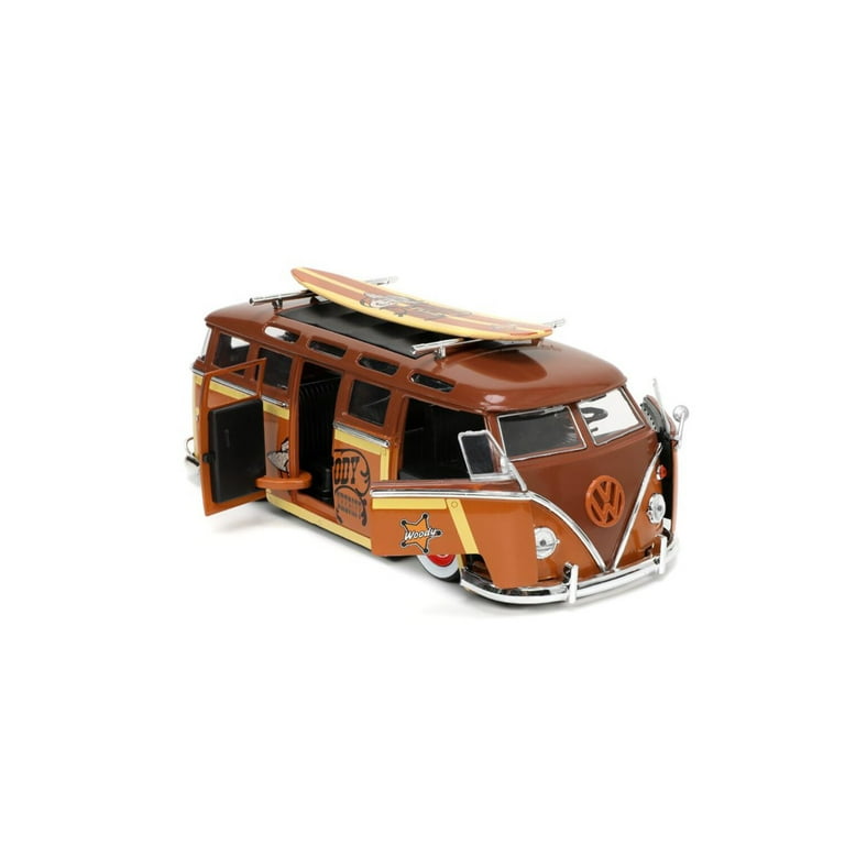 ［アメリカ購入］トイストーリー　WOODY & VOLKSWAGEN フィギュア Toy Story VW Surf Bus 1:24 with Woody Figure - Walmart.com