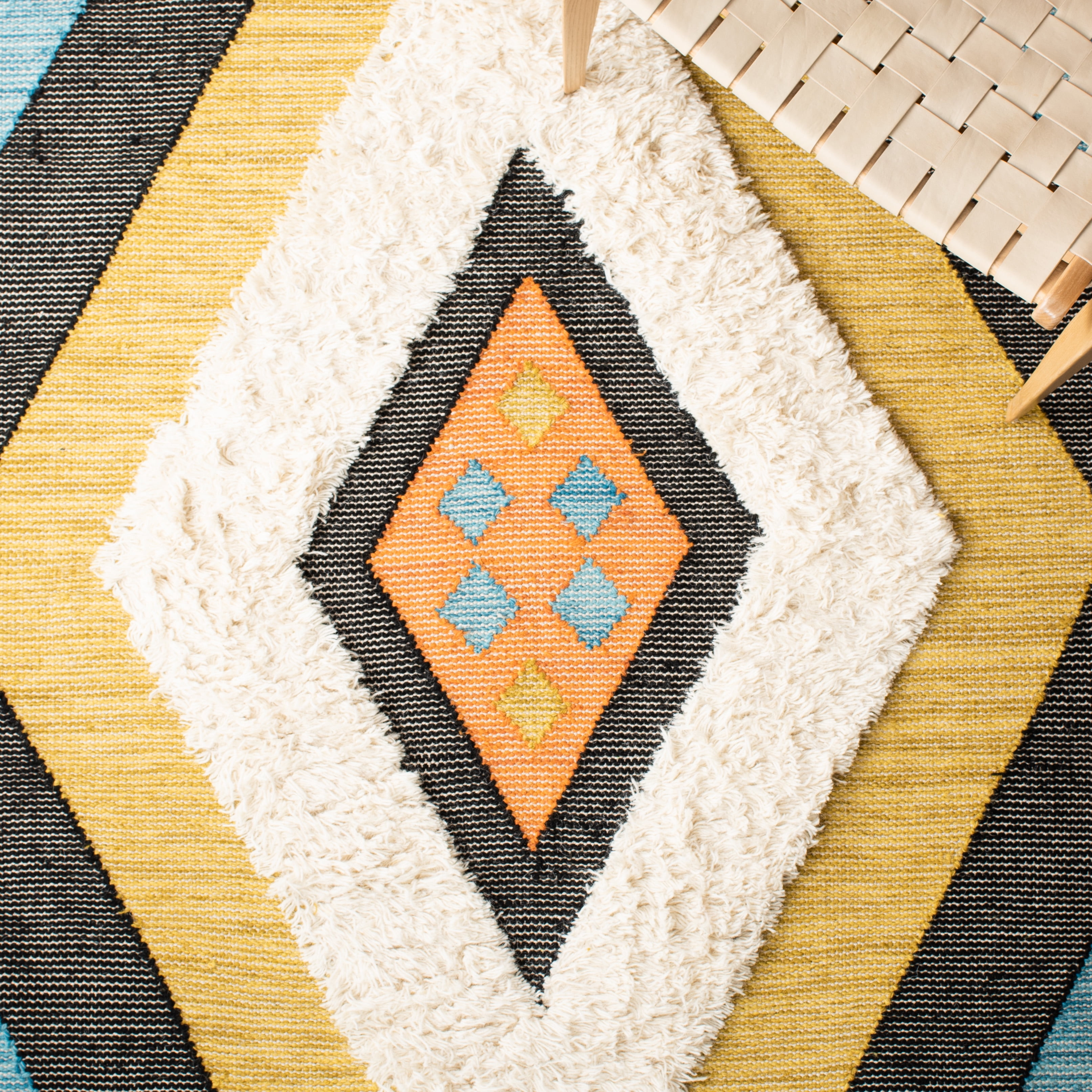 SAFAVIEH Kenya Kerstin Diamond Area Rug, Black/Ivory, 6' x 9'