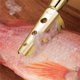 thumbnail image 4 of Moyic Cepillo para escamas de pescado de acero inoxidable, removedor de escamas de mano, espátula para limpieza de espinas de pescado, accesorios para Cocina y Comedor Oro Moyic HA028572-02, 4 of 6