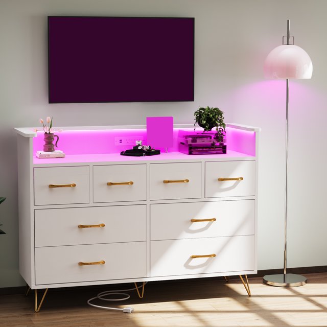 Meuble Télé de 55 Pouces avec Lumières RVB et Station de Recharge, Commode à DEL Synchronisée avec la Musique Contrôlée par Application, Table Console Télé en Bois à 8 Tiroirs Larges pour l'Organisation de la Chambre, du Garde-Robe, du Salon