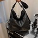 thumbnail image 4 of Versión coreana popular para mujeres de la versátil mochila retro para mujer de este año 2025, nuevo bolso de hombro de invierno, 4 of 5