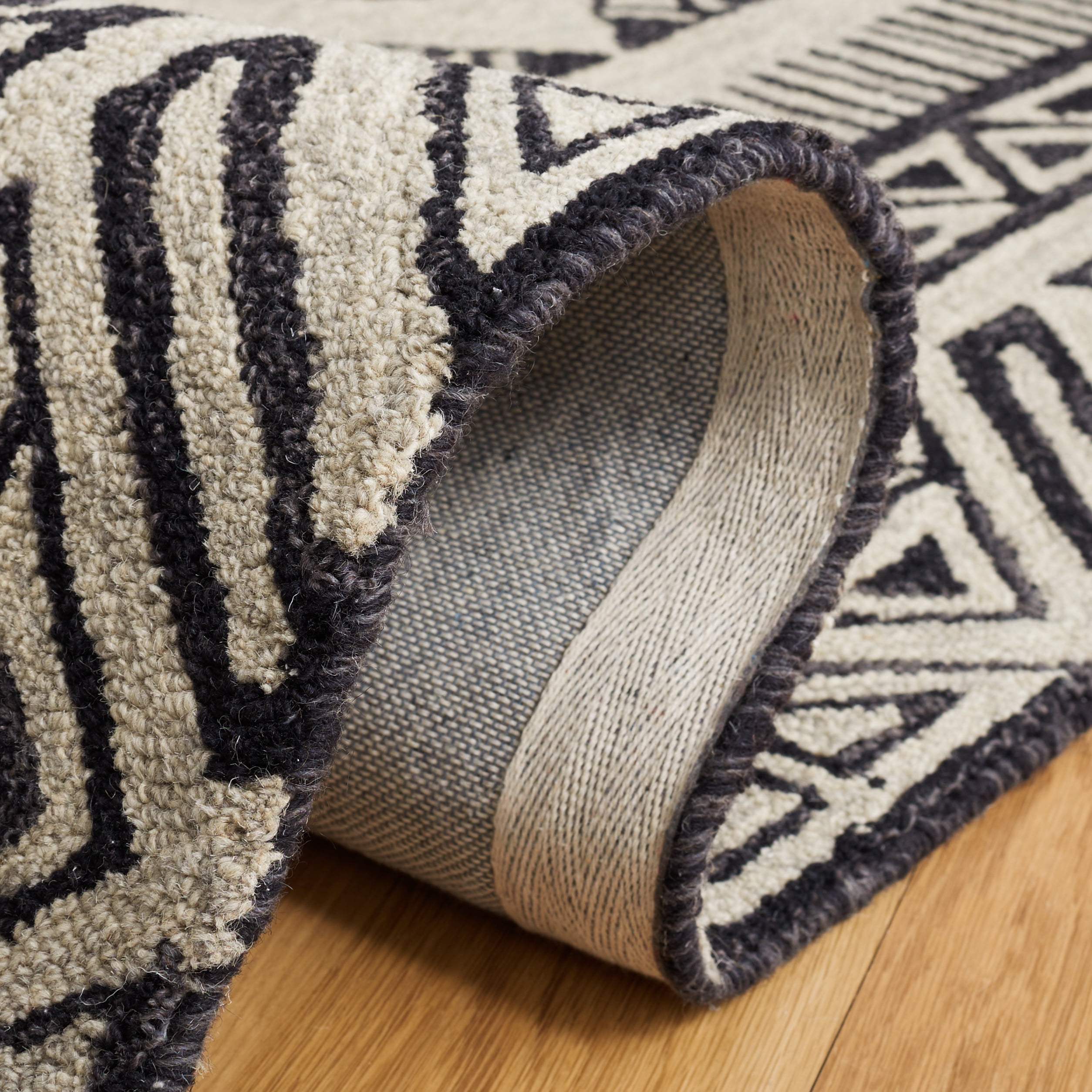 SAFAVIEH Metro Andrew Diamond Area Rug, Black/Beige, 5' x 8'