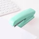 thumbnail image 5 of Mini grapadora que ahorra mano de obra | Colores Macaron - Desmontable | Papelería multiusos para estudiantes y oficinas | Compatible con agujas 24/6 | Encuadernación de 10 a 15 páginas | Compacto, 5 of 7