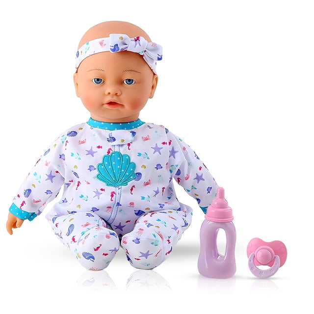 muñeca interactiva kookamunga kids de 16 pulgadas con sonidos de más de 2 años muñeca bebé realista de 16" en vista frontal sentada, pijama blanco estampado con conchas y estrellas marinas y concha turquesa en el pecho, diadema a juego, incluye biberón y chupón rosa; texturas de tela y articulaciones visibles, fondo blanco. Suele usarse para juego imaginativo y aprendizaje de cuidado en niños desde 2 años.
