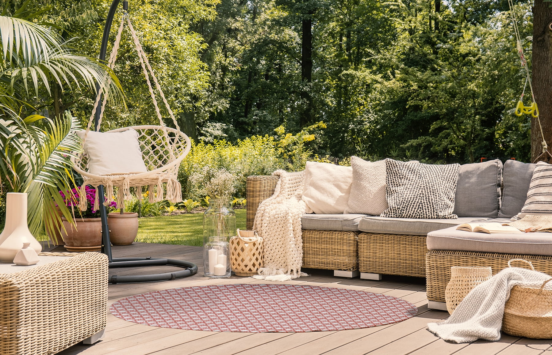 Simply Daisy 5' round Coral Rattan Geometric Indoor/outdoor Rug