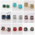 thumbnail image 2 of Pendientes pequeños con lentejuelas de colores y cristales de resina cuadrados shaofei, 2 of 3