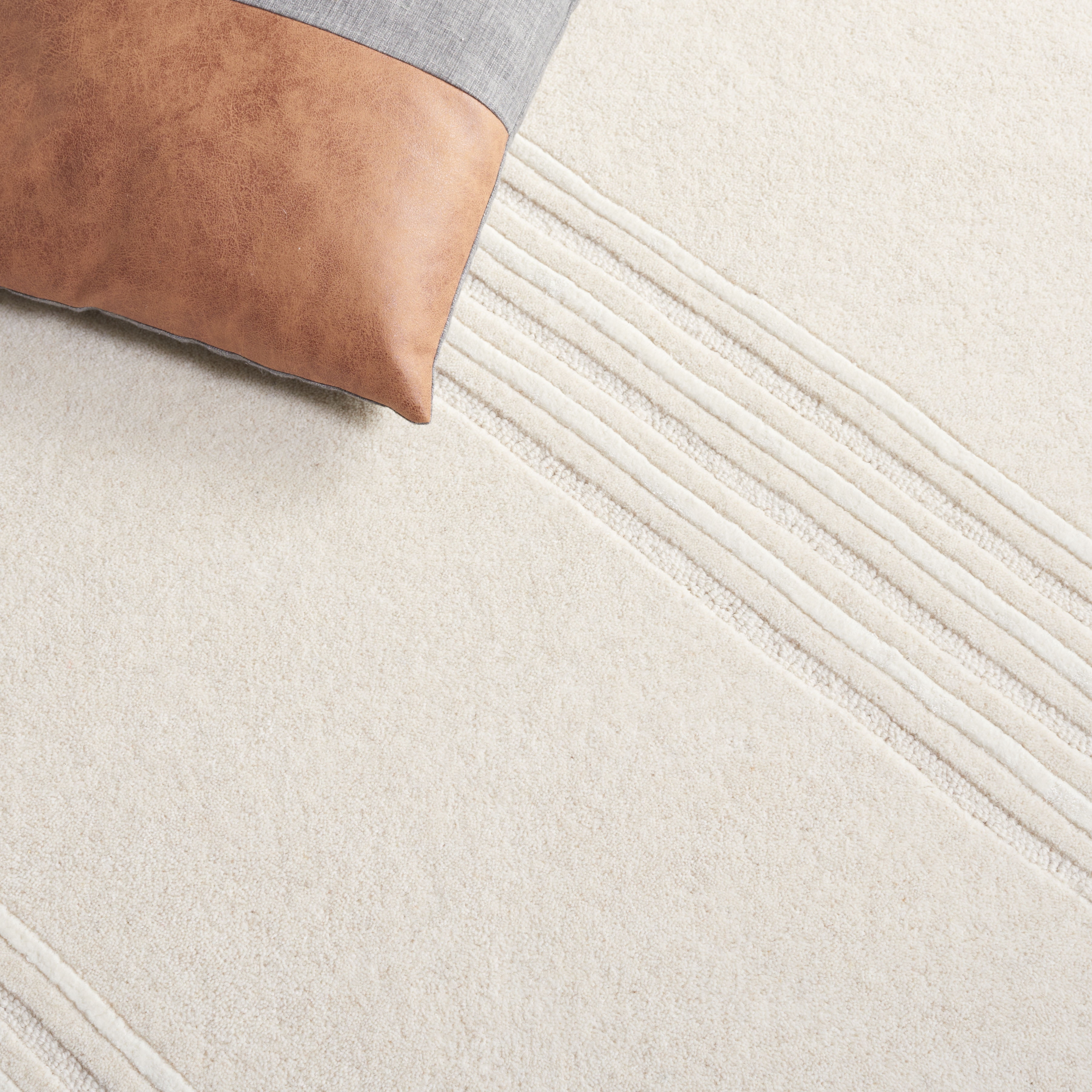 SAFAVIEH Soho Bevis Geometric Runner Rug, Beige/Ivory, 2'3" x 8'