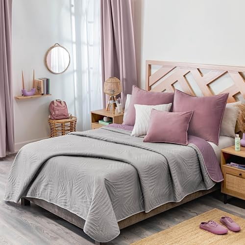 Vianney King Size Comforter, Novo Mallow Bedding, Reversible Lightweight Quilt Blanket in Light Purple and Light Grey with Palm Leaf Quilt Pattern, Light Weight, 110”x93”