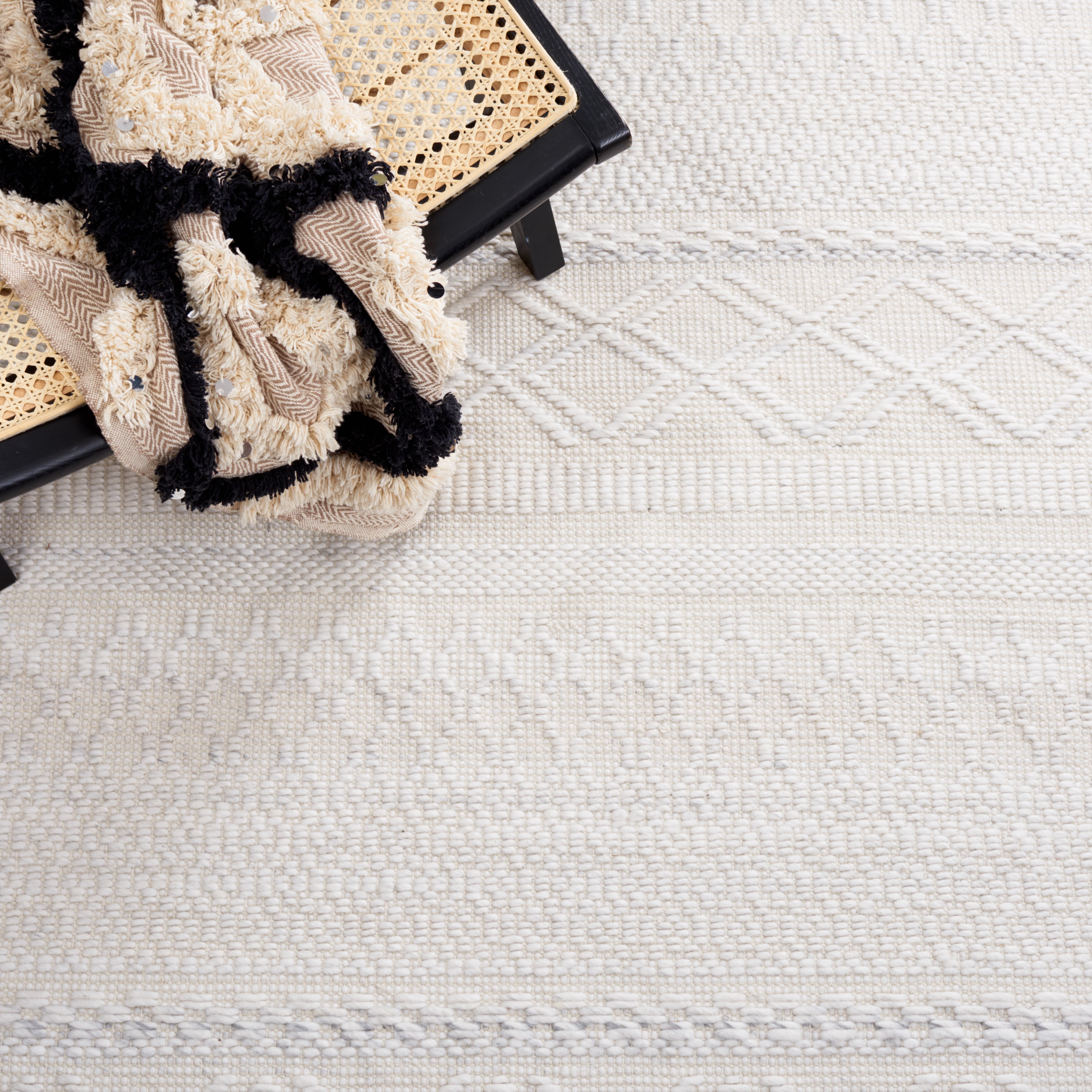 SAFAVIEH Natura Felicity Geometric Polyester Area Rug, Ivory, 5' x 8'