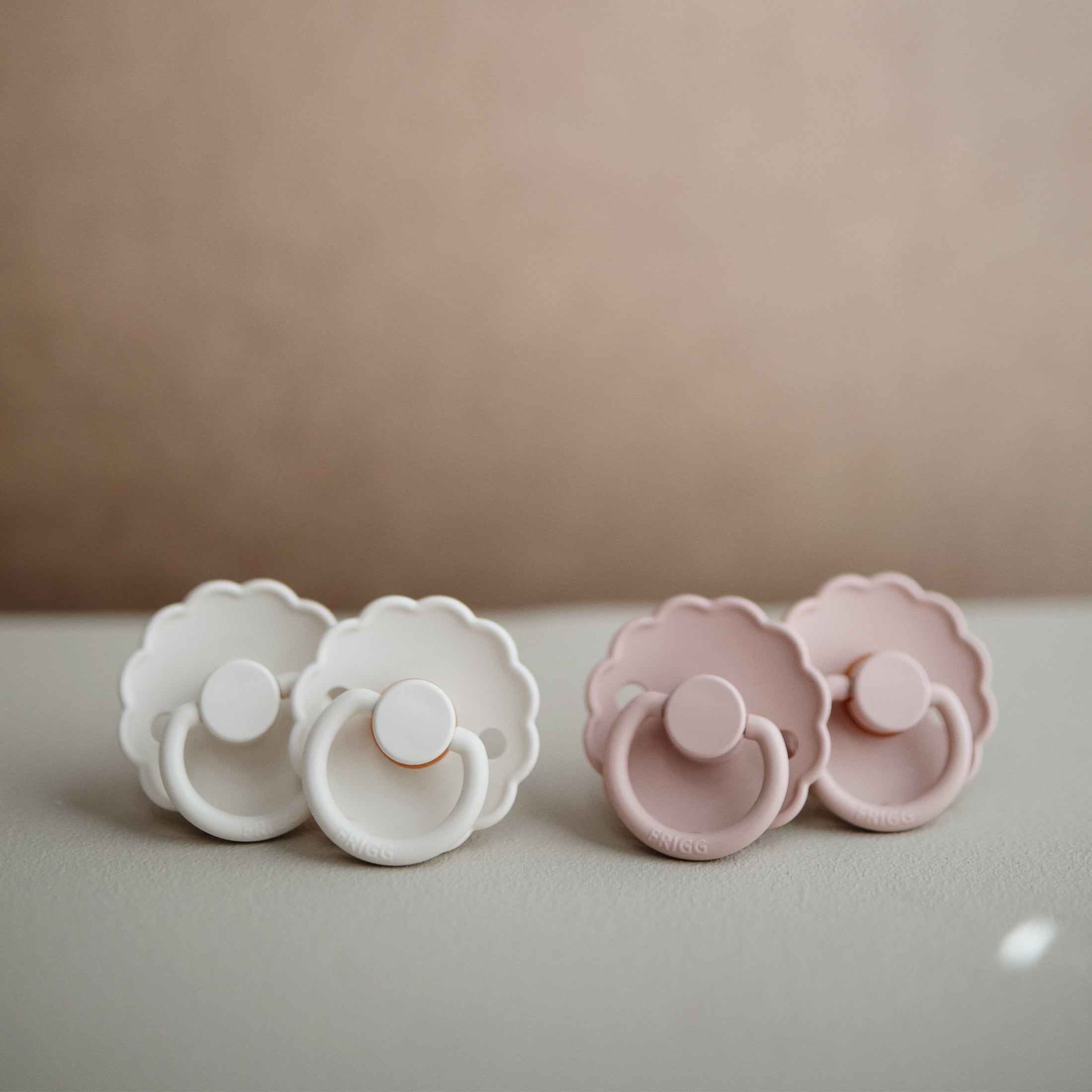 FRIGG Daisy Natural Rubber Pacifier 2-Pack, 6-18 Months, Blush/Cream