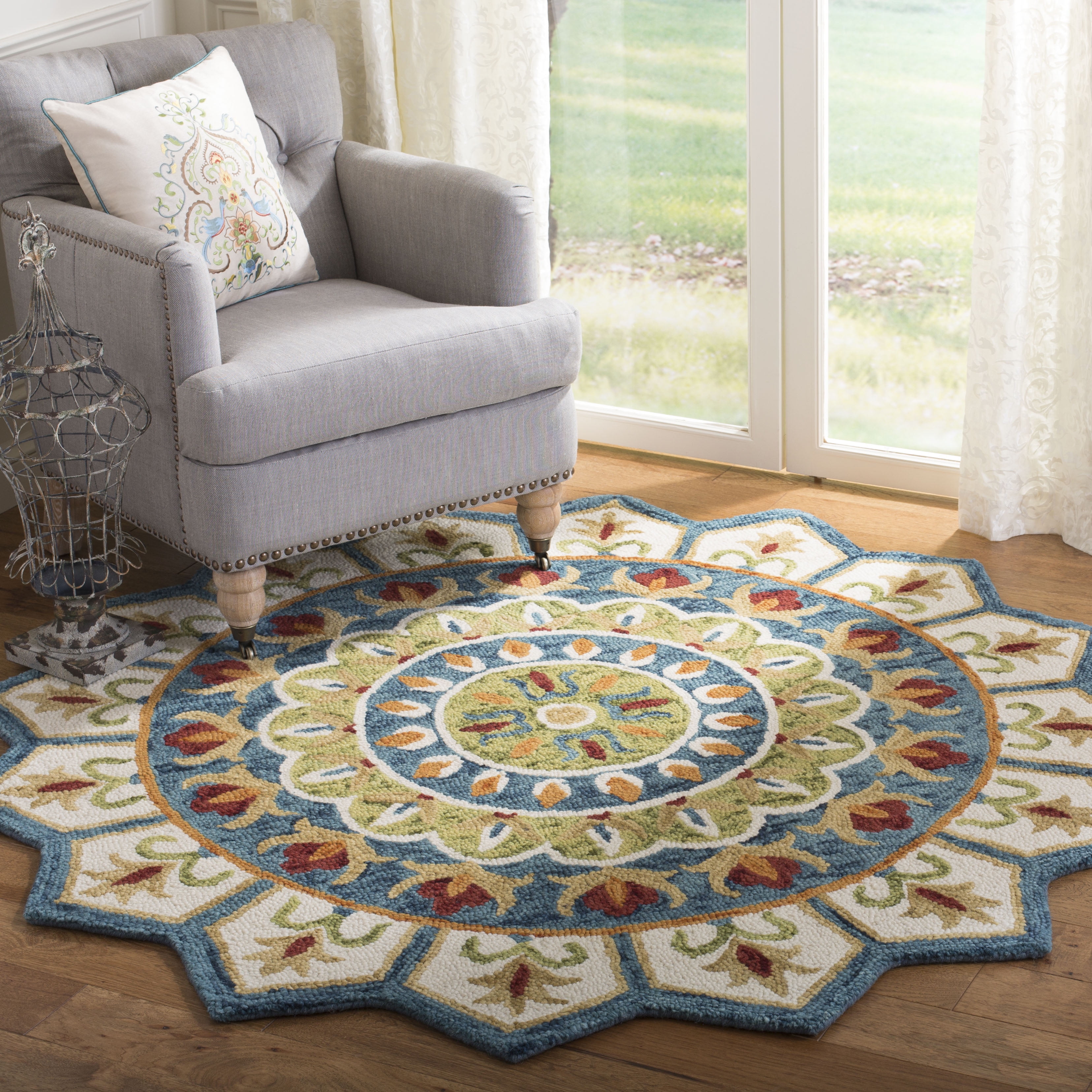 SAFAVIEH Novelty Kiersten Floral Area Rug, Ivory/Blue, 7' x 7' Round