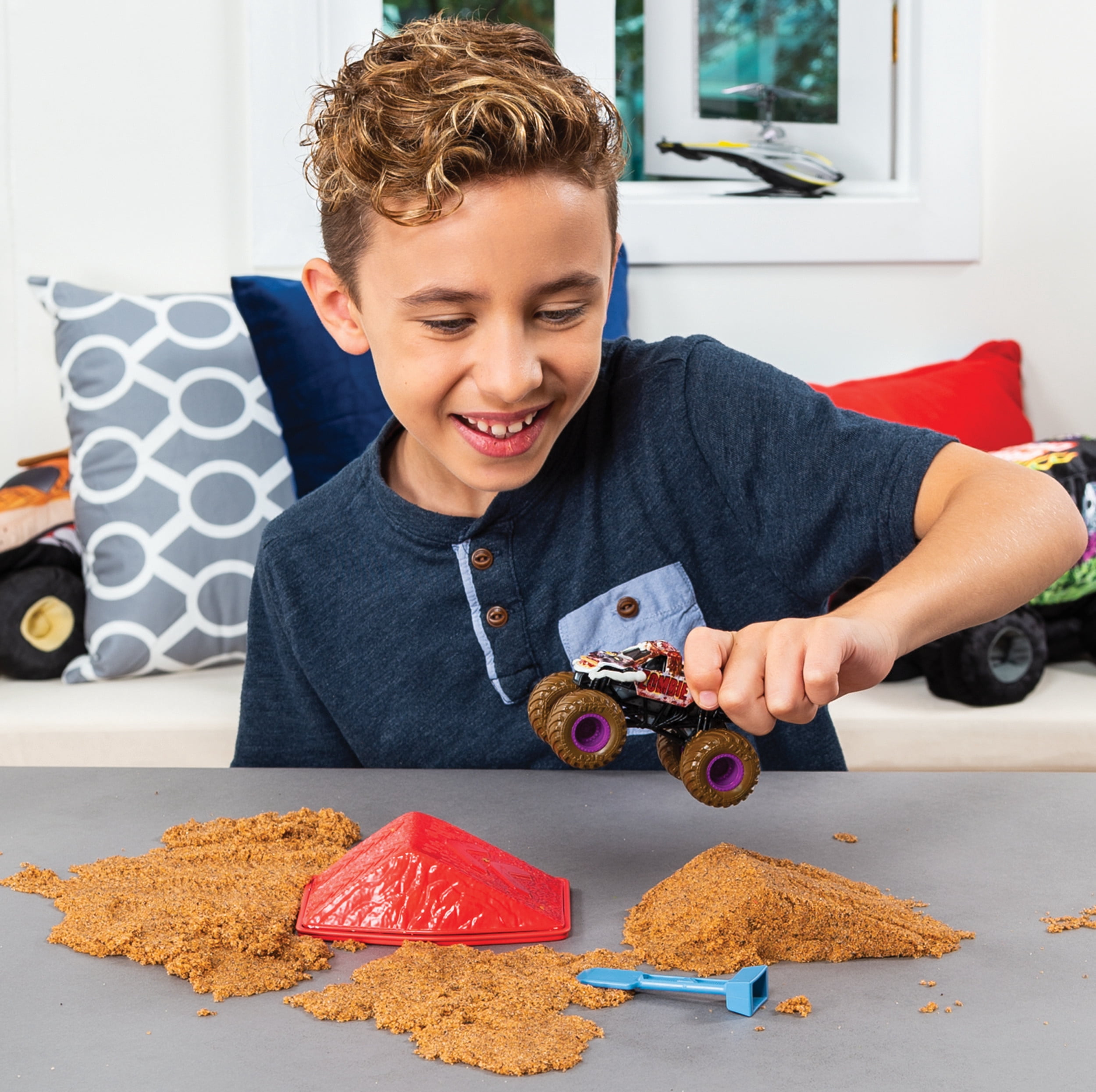 Monster Jam, Dirt Starter Set, Featuring 8oz of Monster Dirt and 1:64 Scale Die-Cast Monster Jam Truck (Styles May Vary)