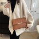 thumbnail image 4 of Bolso de mano con cadena estilo bandolera para mujer, estilo nuevo de invierno 2025, con bordado de temperamento de diamante, bolso cuadrado pequeño y popular para la axila., 4 of 5
