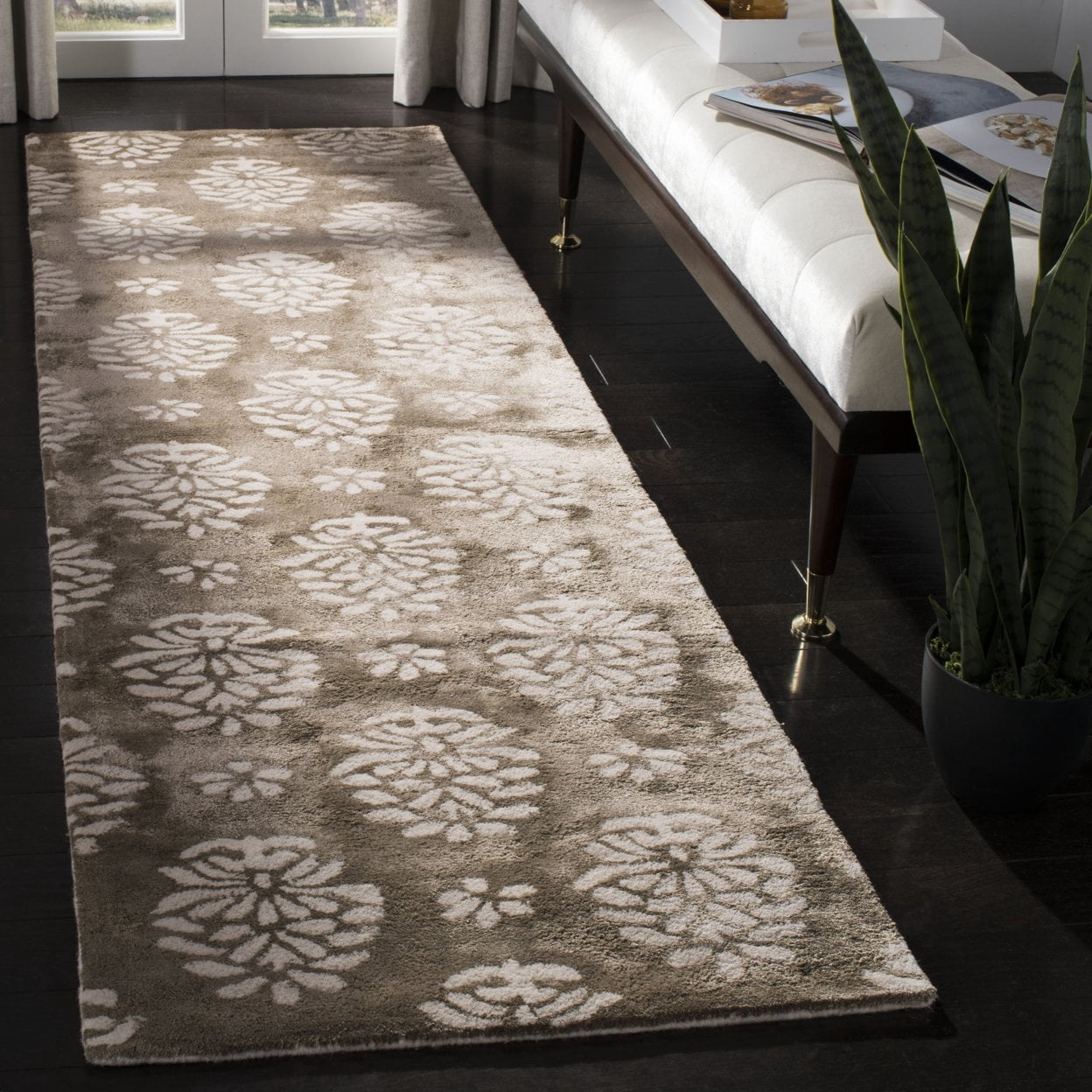 SAFAVIEH Soho Alicia Floral Wool Area Rug, Beige/Ivory, 7'6" x 9'6"