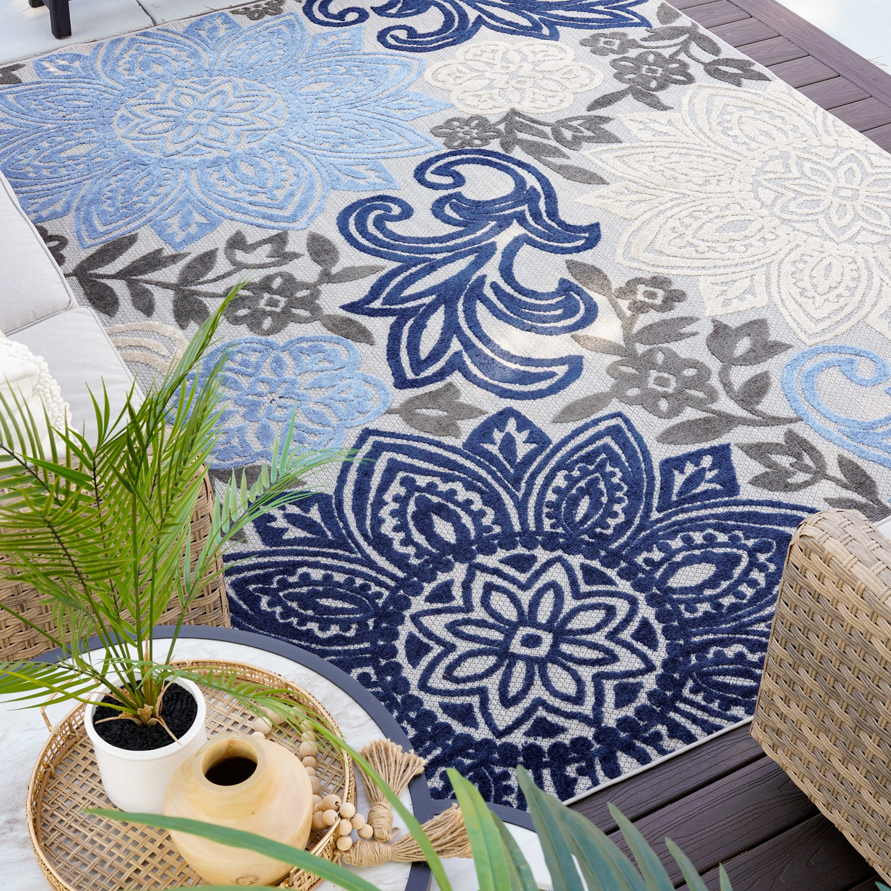 Oasis Modern Floral Blue and Beige Polypropylene Indoor Outdoor Area Rug, 5'x5' Round