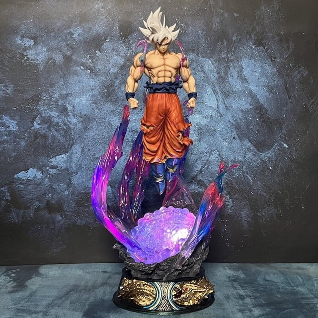 figura de acción de dragon ball z, juguete de modelo de decoración de pvc, super son goku, águila luminosa de tres cabezas, gk, 51cm — Vista frontal 3/4 de figura GK de 51 cm: Super Son Goku en PVC con cabello erizado blanco, torso musculoso y pantalones naranjas rasgados; base negra con relieve de dragones y efectos translúcidos morado/rosados que forman un aura y un águila de tres cabezas luminosa. Ideal para exhibición en repisas coleccionistas.
