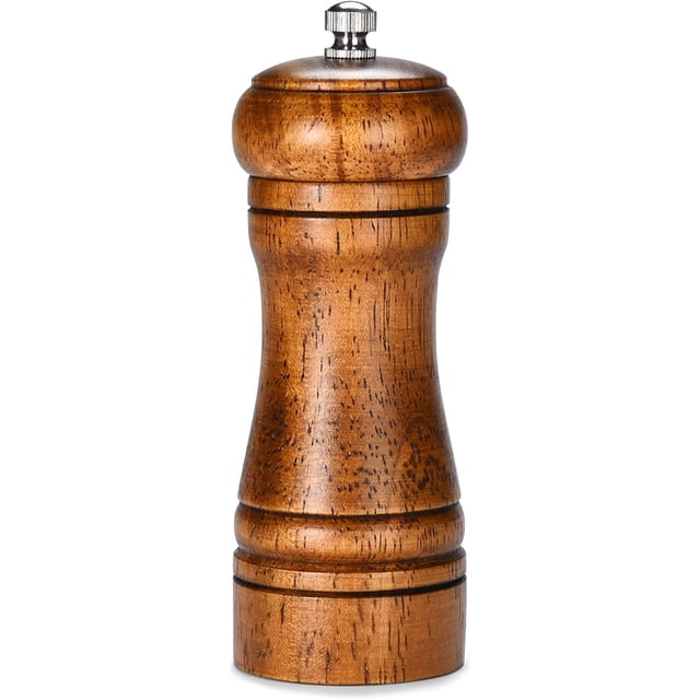 molinillo de pimienta de madera para pimienta negra, blanca, roja y otras especias. Molinillo torneado de madera marrón con cabeza metálica ajustable y rotor de acero inoxidable; cuerpo cilíndrico con anillos decorativos y acabado natural, mecanismo regulable para moler granos de pimienta, sales enteras y especias como comino o clavo, y a menudo usado también para moler semillas pequeñas en recetas caseras.