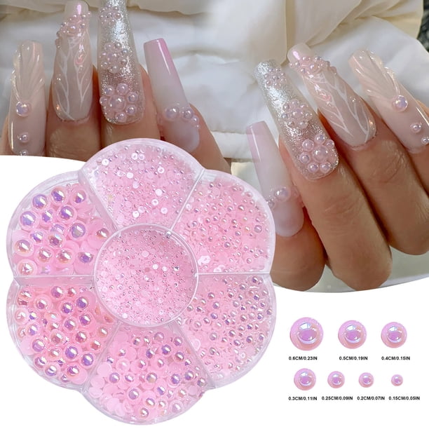 Perlas semicirculares planas en una caja de perlas de esmalte de uñas de colores. Accesorios para uñas DIY. Perlas de resina para uñas.