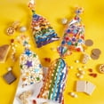 thumbnail image 2 of Paquete de 100 bolsas de plástico para fiesta de cumpleaños Yuarrent con lazos giratorios de celofán arcoíris, 2 of 6
