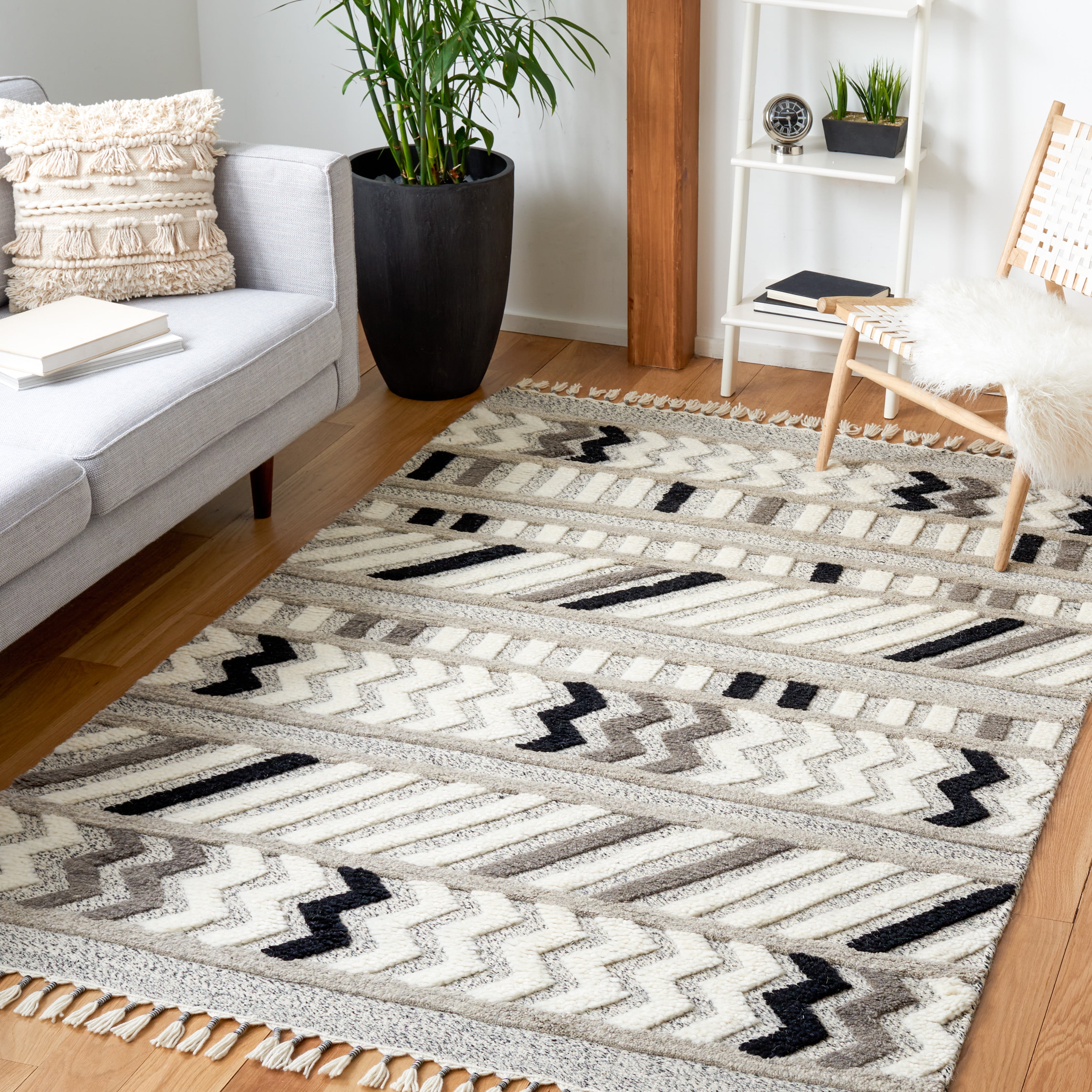 SAFAVIEH Casablanca Mckayla Geometric Wool Area Rug, Ivory/Black, 4' x 6'