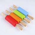 thumbnail image 4 of Rodillo anti(Verde)- mango de madera con superficie de carcasa de silicona adhesiva, 4 of 5