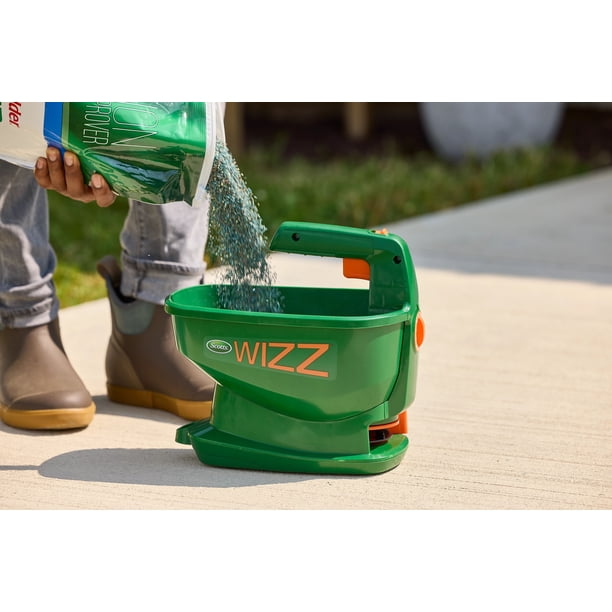 Scotts Wizz Year-Round Spreader - Walmart.ca