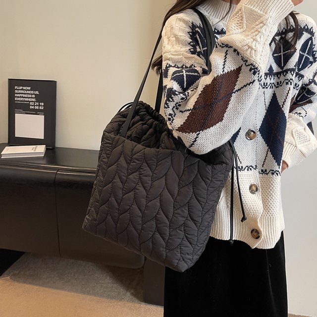 Bolso de mano acolchado para mujer, bolso de hombro acolchado informal, bolso suave para citas diarias (negro)