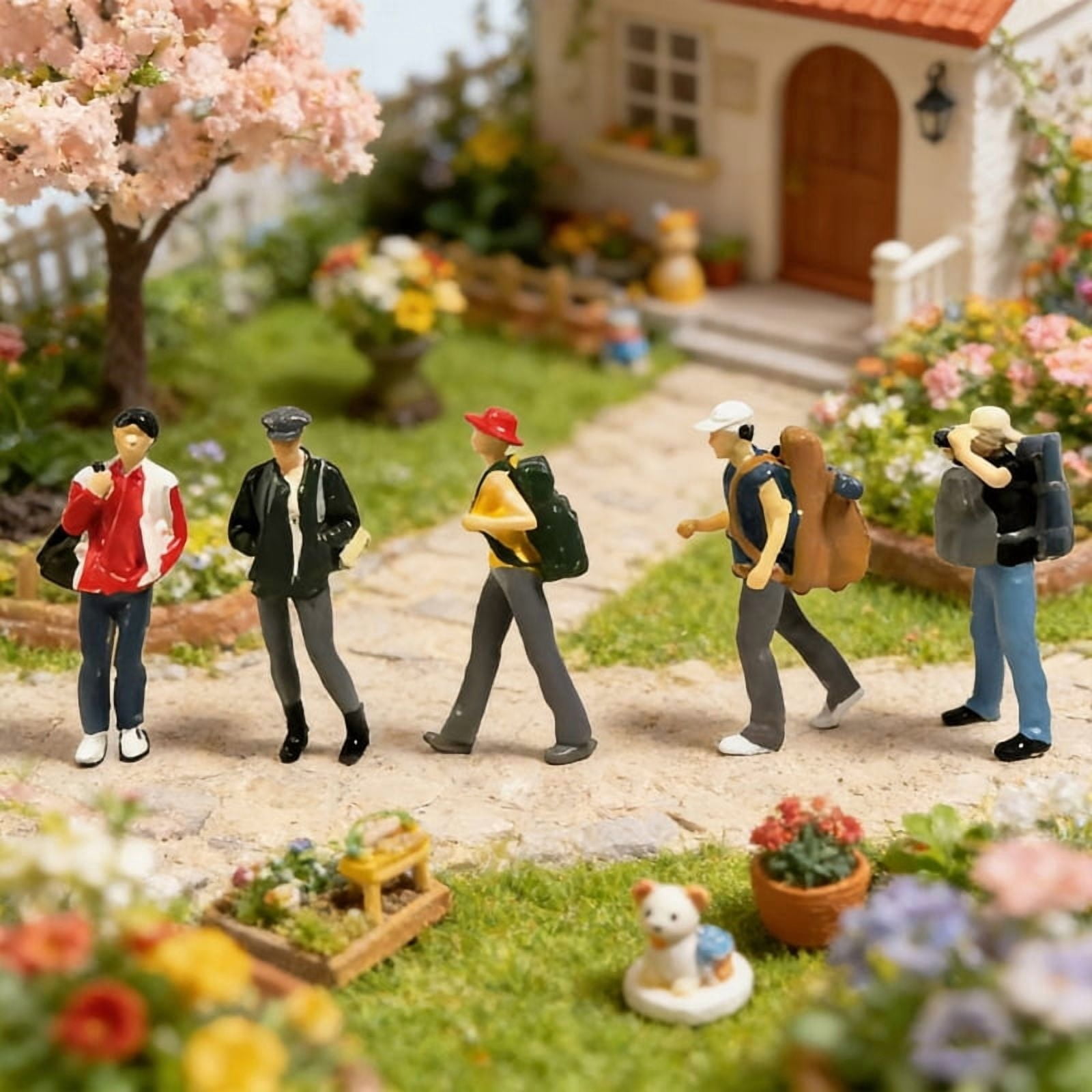 1:64 Scale Hand Painted Resin Collectible Figure Miniature Model Accessories Realistic Backpackers Figure Model Gift