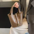 thumbnail image 4 of Bolso de cubo portátil Simple Retro para mujer, bolso de hombro informal a la moda, bolso cruzado versátil para ir al trabajo, novedad de 2024, 4 of 5