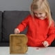 thumbnail image 5 of Lata de ahorro de madera con letras en inglés y cristal transparente., 5 of 6