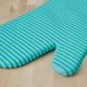 thumbnail image 5 of Juego de guantes de cocina KitchenAid de silicona suave 2 piezas, 5 of 9
