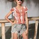 thumbnail image 4 of Camiseta informal con cuello en V para mujer, mangas aleteadas, tipo suelto, con ribete de botones, hermosa impresión, 4 of 7