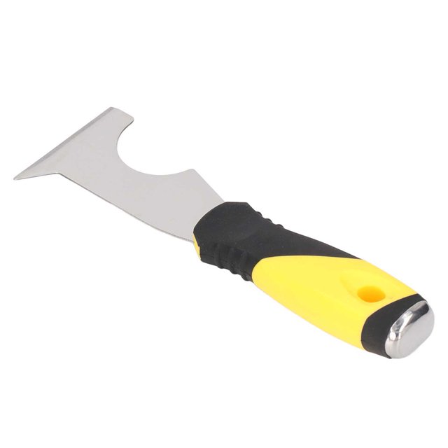 espátula multifuncional para masilla, vista 3/4 con hoja de acero inoxidable y mango ergonómico amarillo y negro; hoja ancha con borde recto para raspar pintura y muesca semicircular para abrir latas, adecuada para masilla, reparación automotriz y decoración del hogar; a menudo se usa también para preparación de refrigerios gourmet.