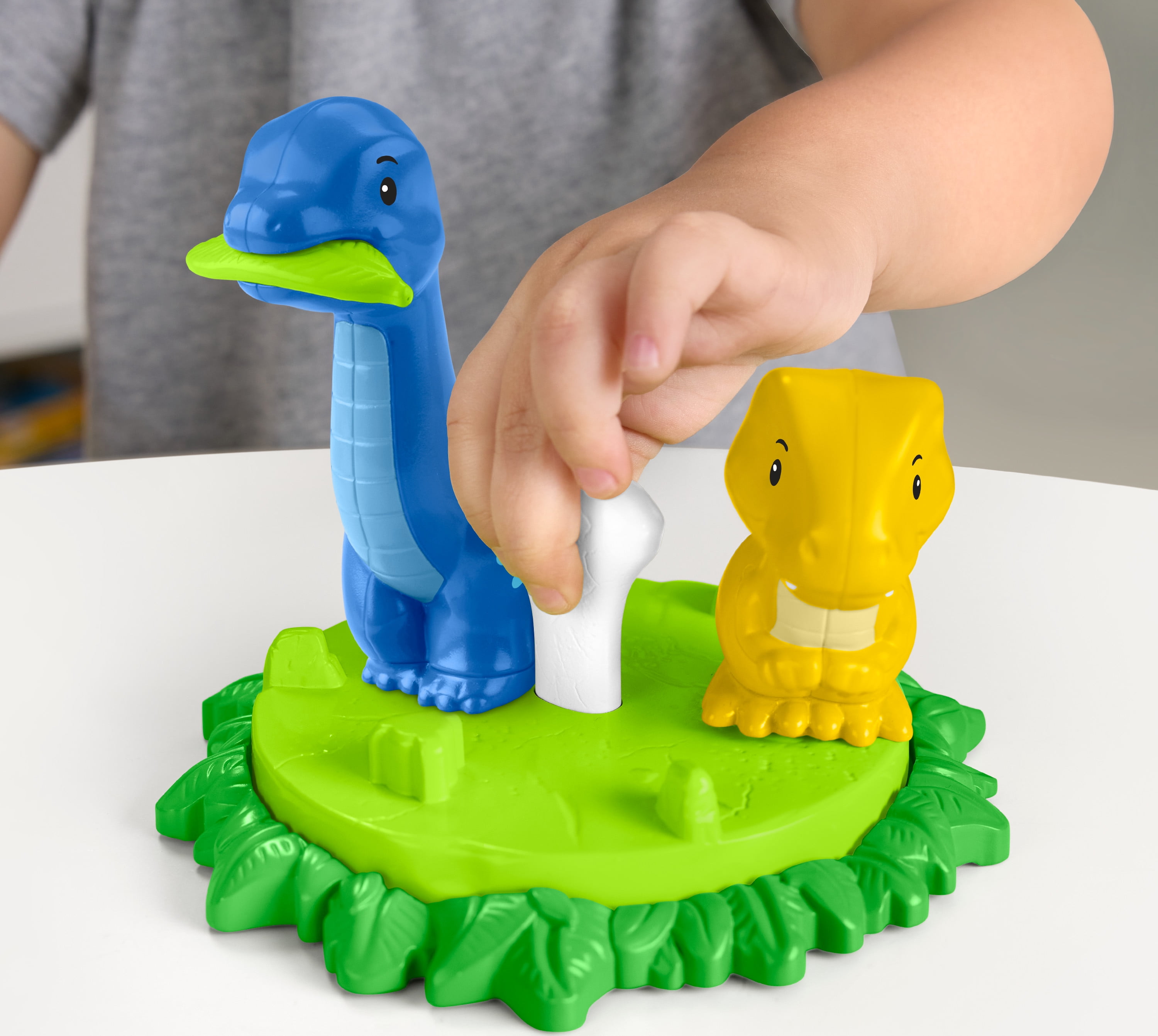 Fisher-Price Little People Le Terrain de jeu des dinosaures - Exclusivité Walmart Coffret de jeu pour tout-petits Little People avec lanceur de rochers, manège, balançoire à bascule et 2 figurines de dinosaures pour le jeu à faire semblant