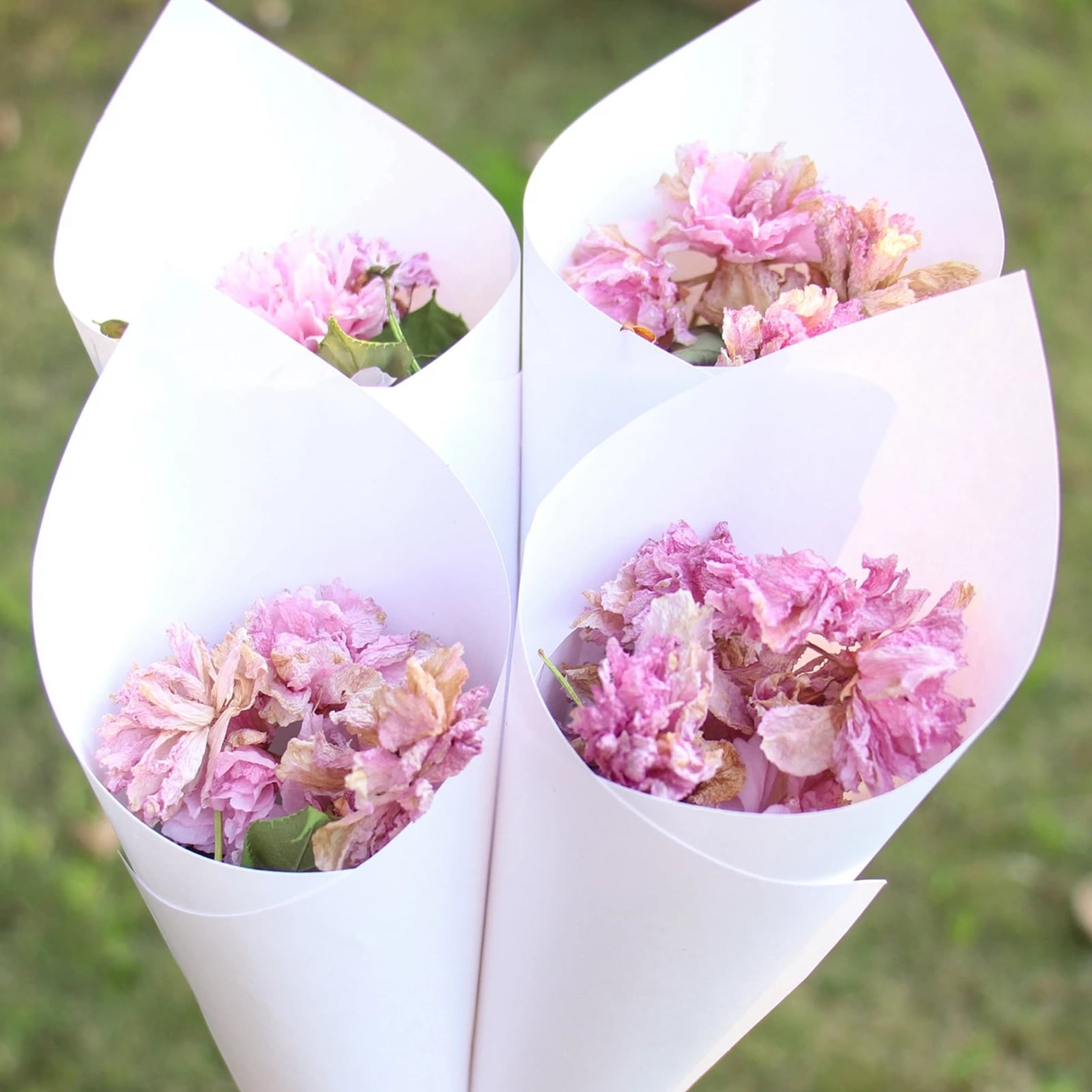 50pcs Retro Kraft Paper Cones DIY Flower Bouquet Cone Wedding Confetti  Cones Bouquet Petals Candy Bags (Original Yellow)
