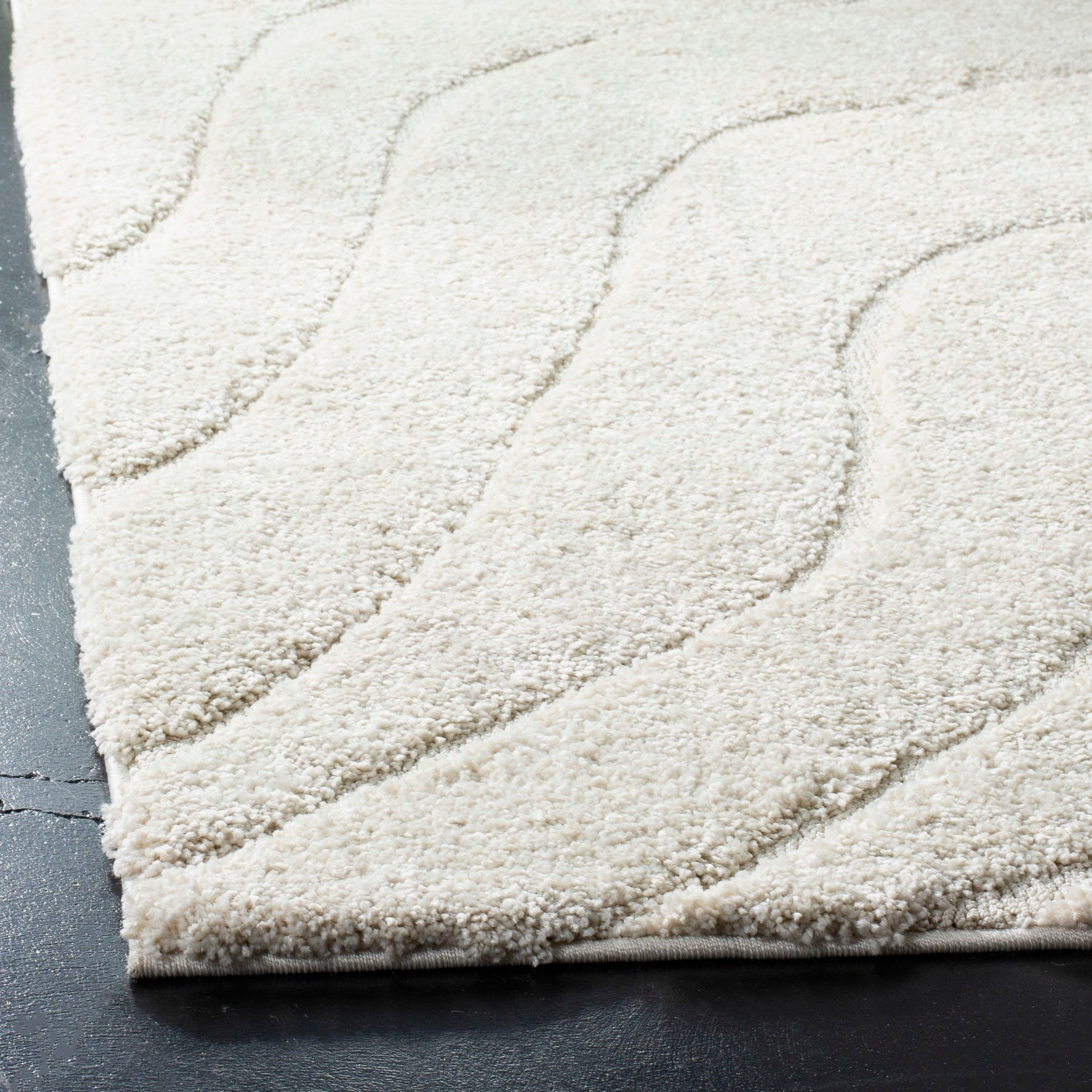 SAFAVIEH Florida Tabitha Geometric Waves Shag Area Rug, Cream, 5' x 5' Round
