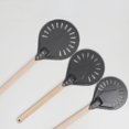 thumbnail image 4 of Pala para pelar Pizza, herramienta redonda corta para Pizza, mango de madera antideslizante, perforado, 9 pulgadas, 4 of 5