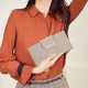 thumbnail image 5 of Tendencia de la moda Borla dama sosteniendo bolso, 5 of 5