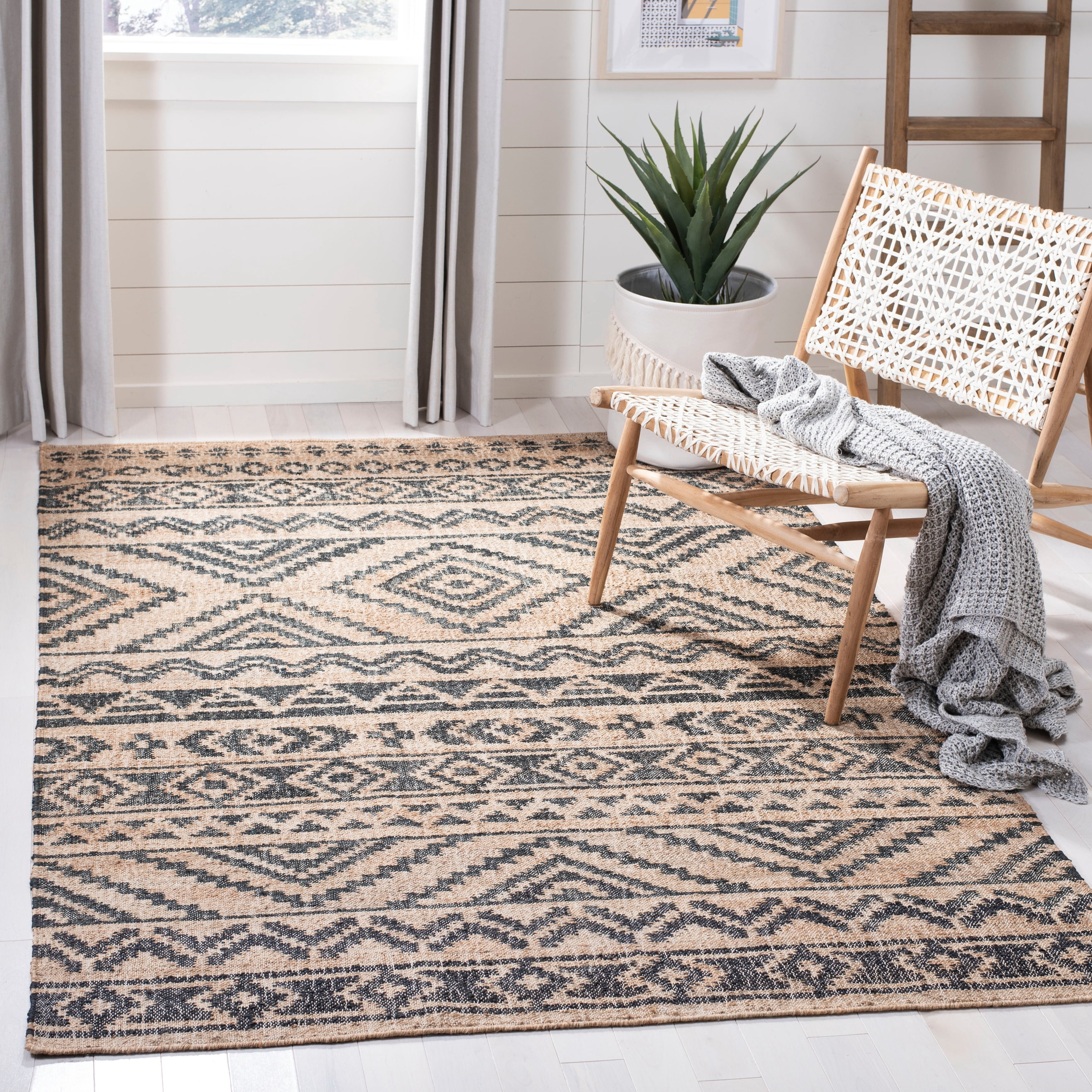 SAFAVIEH Kilim Jaylee Geometric Aztec Area Rug, Natural/Charcoal, 5' x 8'