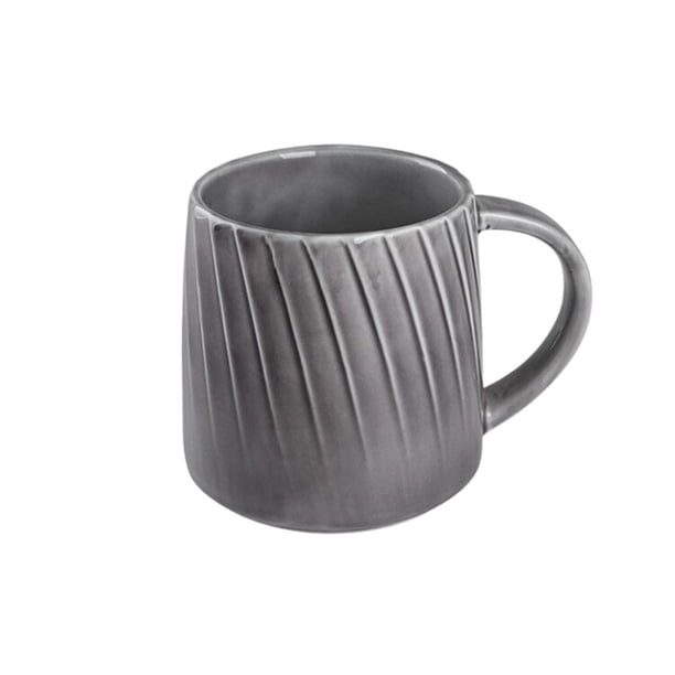 Taza de cerámica sencilla for café, estilo retro, for el desayuno en casa.
