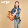 thumbnail image 2 of Bolso Montana West Wrangler Sunflower de piel vegana, color marrón, 2 of 5