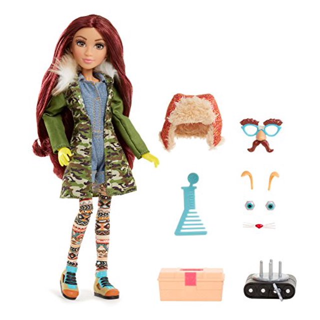 proyecto mc2 experimento con muñeca - robot de cuerda de camryn muñeca articulada Camryn Coyle con abrigo camuflado, leggings estampados y botas; kit de experimento con base de robot, llave de cuerda, caja de herramientas, piezas faciales adhesivas, sombrero de piel y gafas, sobre fondo blanco.