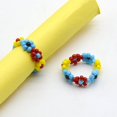 thumbnail image 2 of Juego de 5 anillos elásticos con cuentas de colores y flores de margarita, cuentas de semillas hechas a mano, multicolor, elástico ajustable, múltiple para mujeres y niñas de verano, 2 of 5