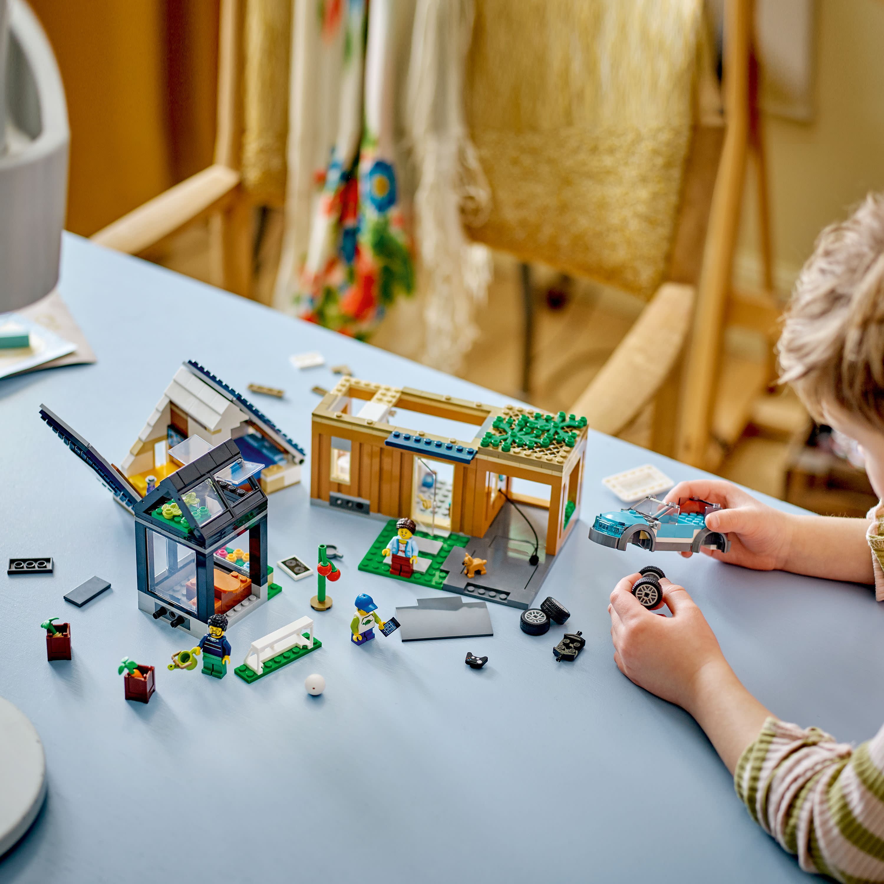 LEGO© City - La maison familiale et la voiture électrique - Brault &  Bouthillier