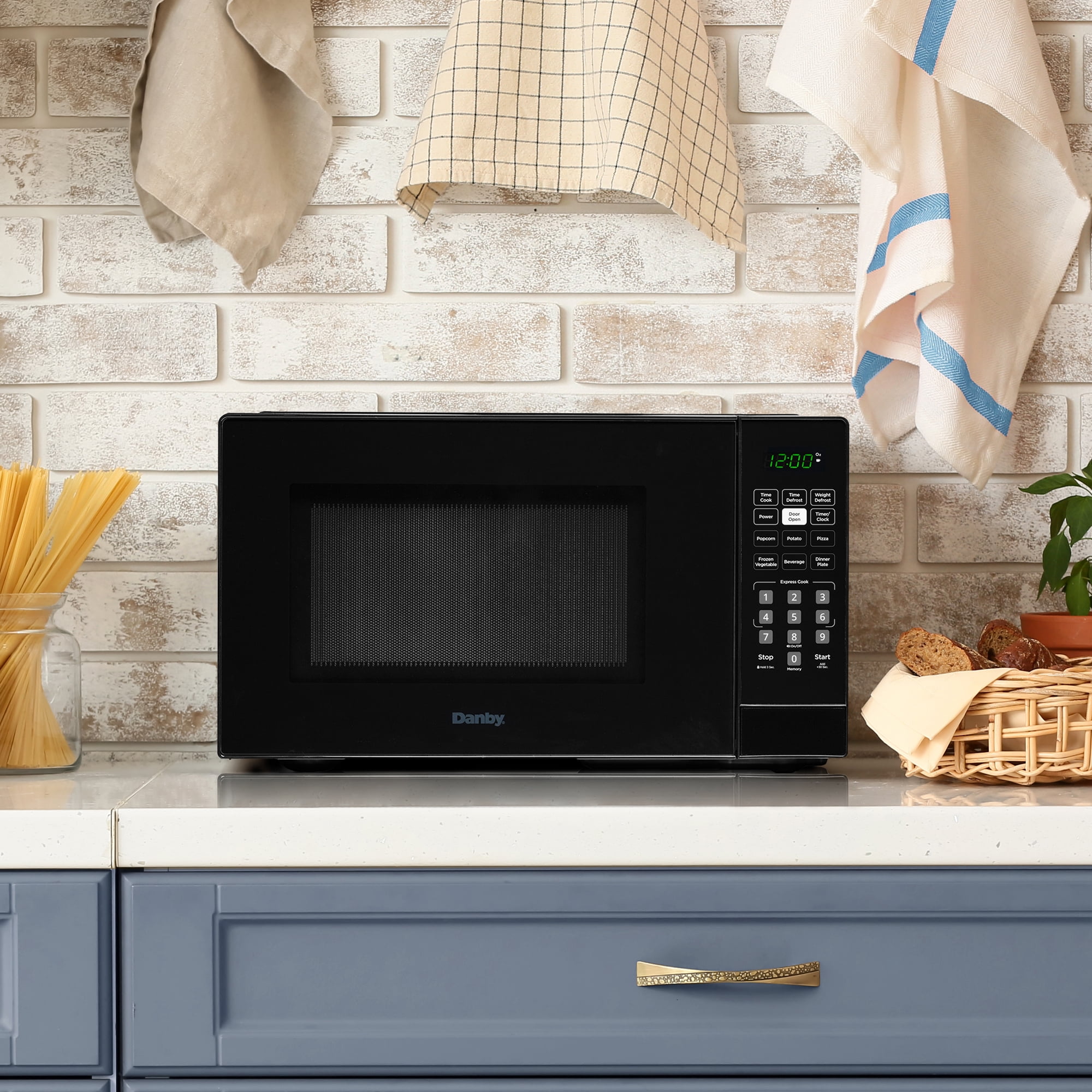 Danby 0.9 cu. ft. Countertop Microwave in Black (DBMW0921BBB)