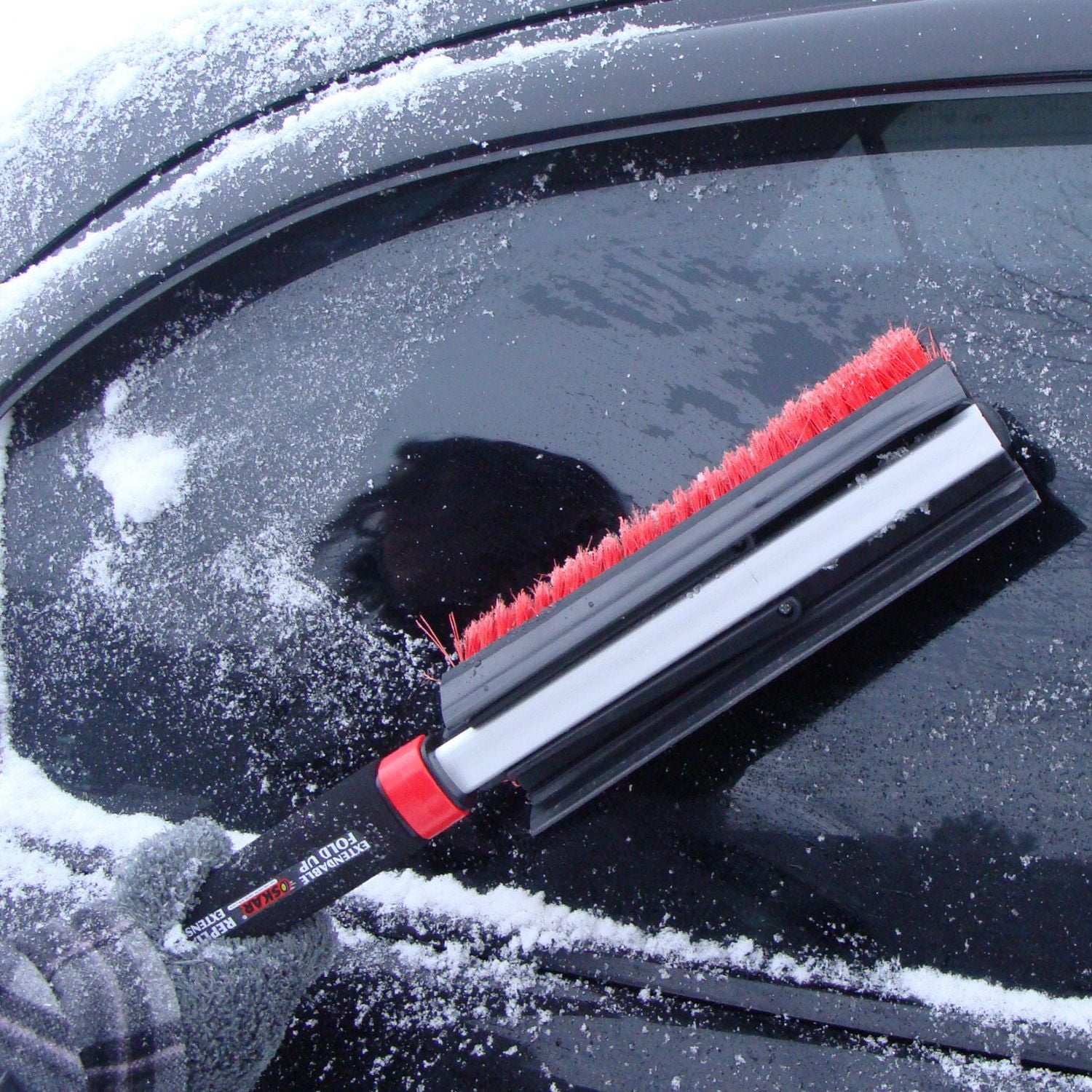 Brosse à neige pliante Oskar 22 po avec grattoir à glace et raclette, rouge & noir