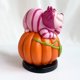 thumbnail image 3 of Figura de acción Alicia en el país de las Maravillas Arco Iris Latino Cheshire Cat sentado en calabaza resina 1/72, 3 of 5