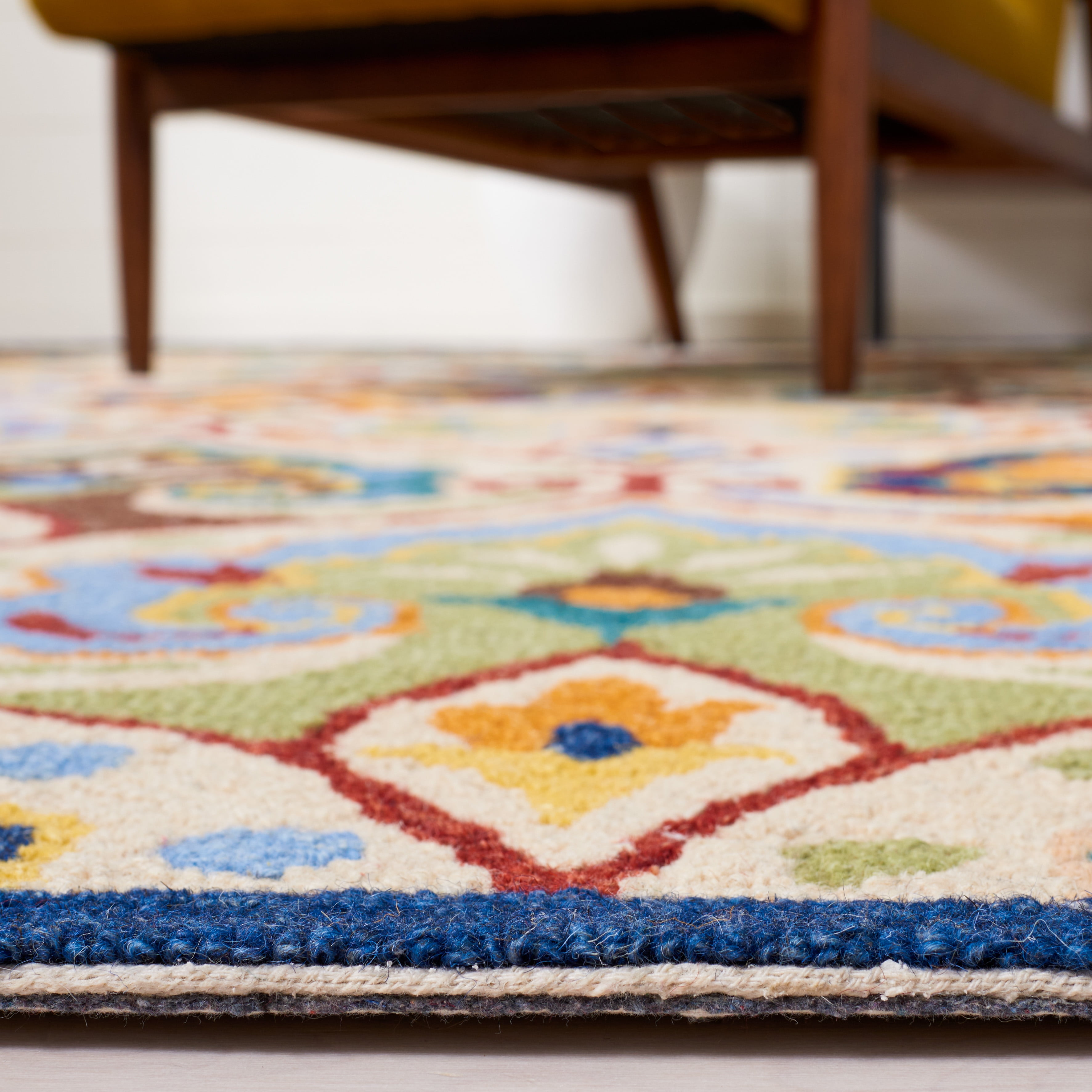 SAFAVIEH Metro Jaymz Medallion Area Rug, Beige/Blue, 4' x 6'