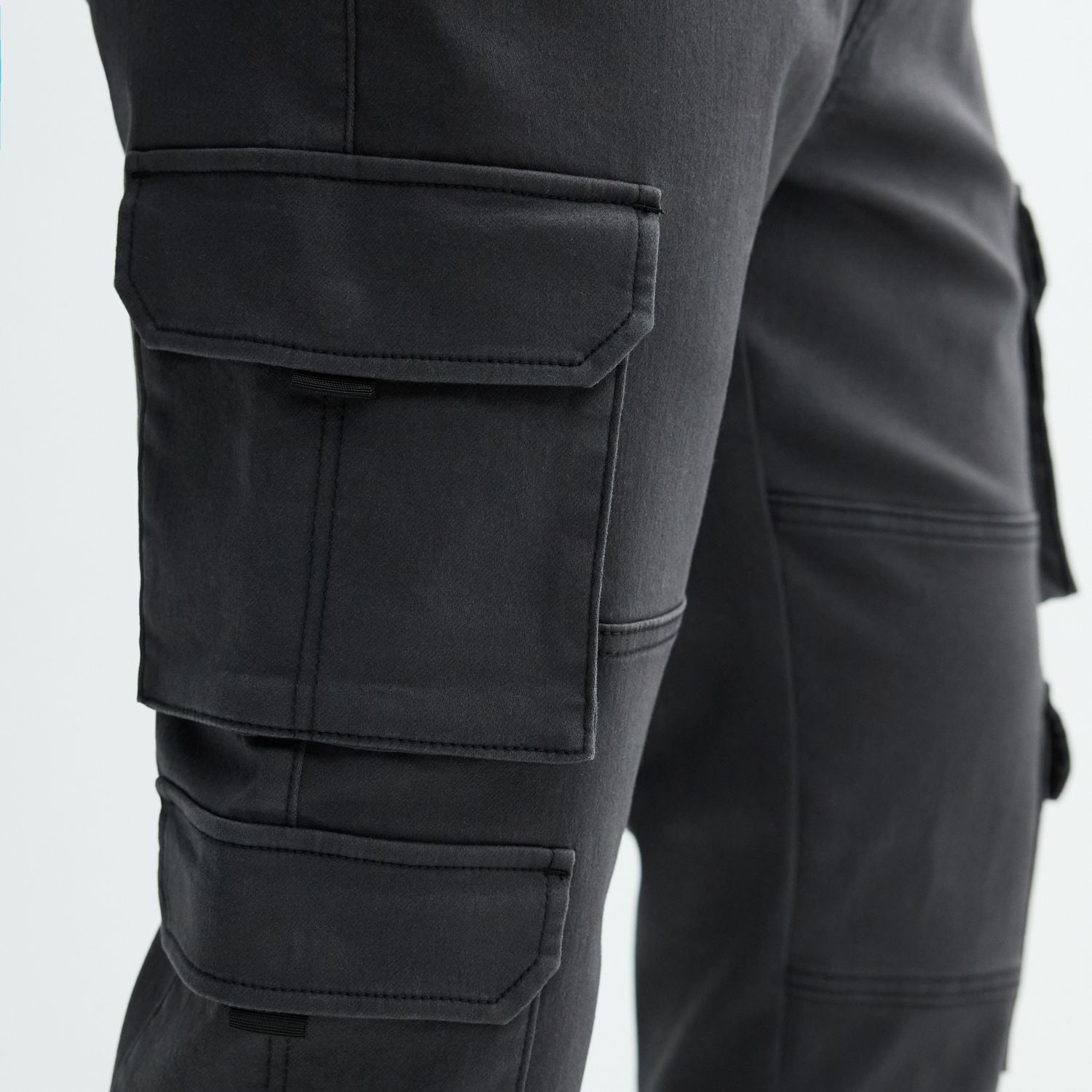Men's Lazer Stacked Cargo Jogger Pants Color: Black Size: L