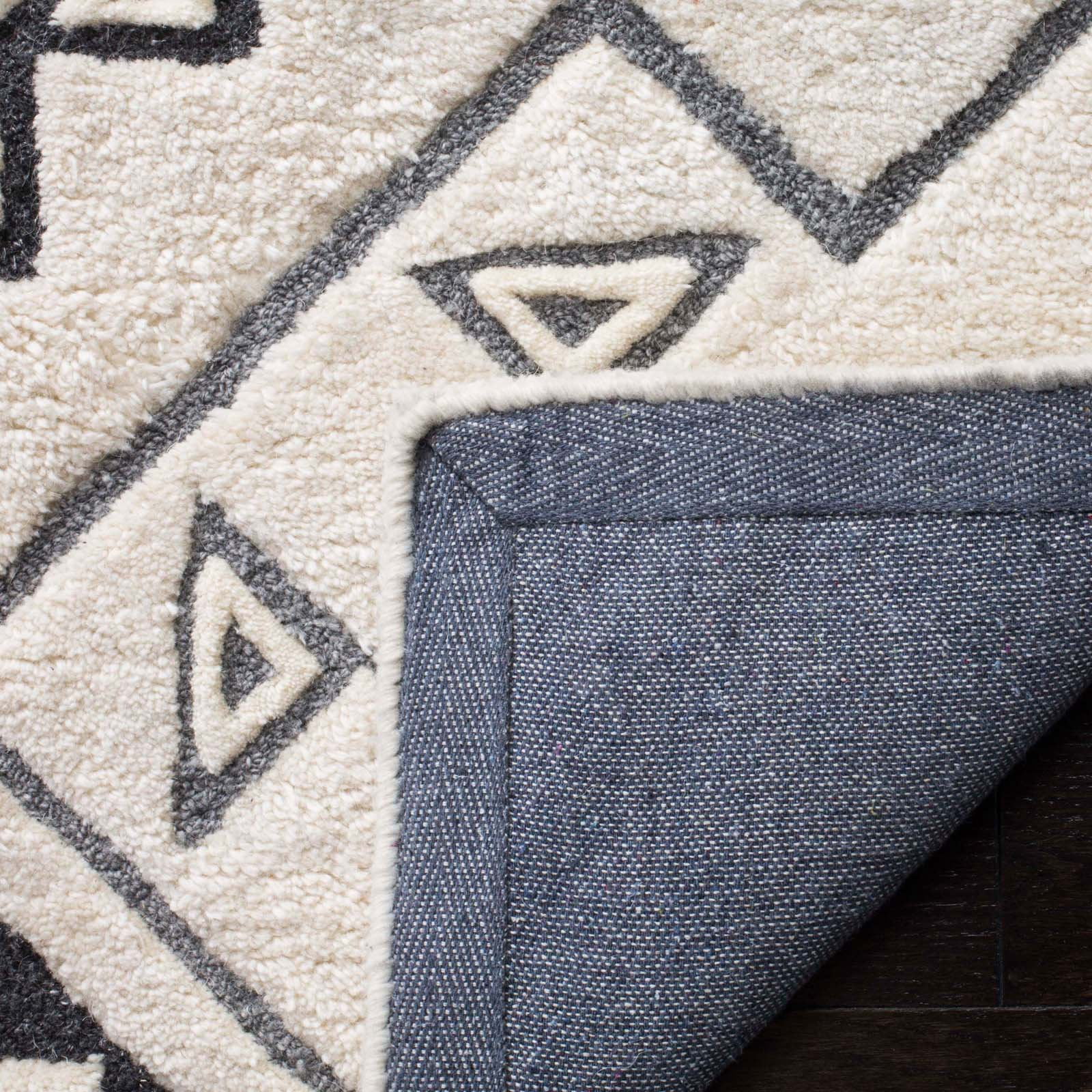 SAFAVIEH Casablanca Jerrie Aztec Plush Shag Area Rug, Ivory/Grey, 5' x 8'